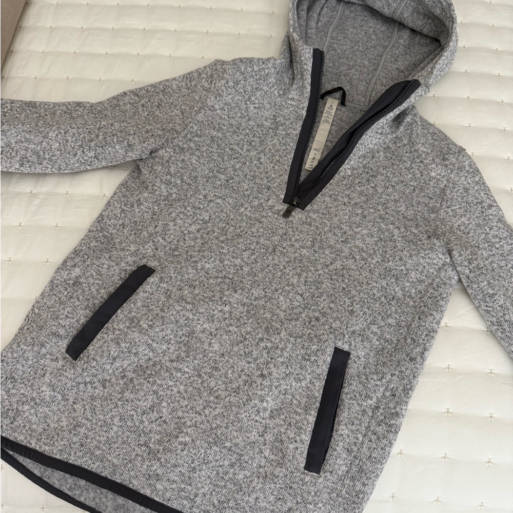 Lululemon women’s quarter zip size 4 jacket. In great condition zippered pockets - Picture 2 of 3